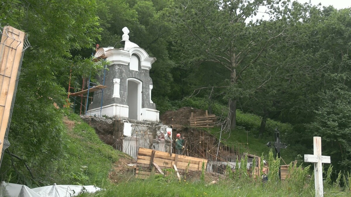 Часовню-памятник на Камчатке реставрируют опытные специалисты